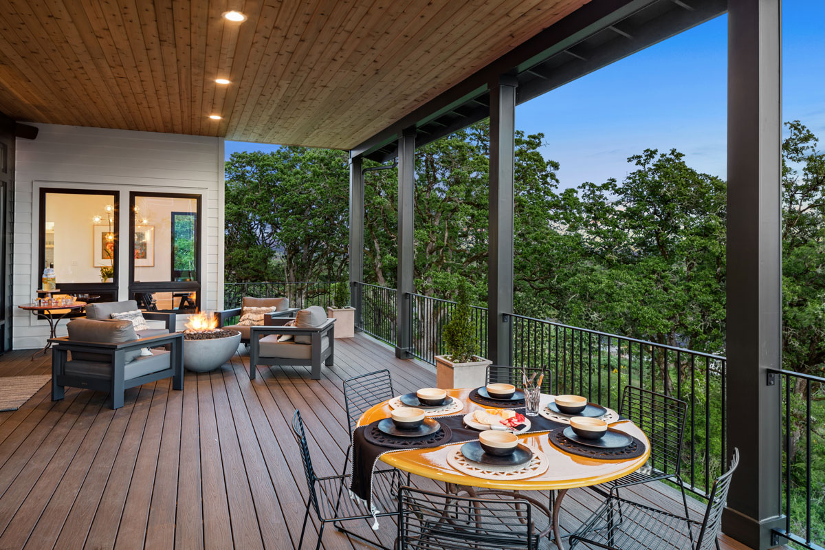 Outdoor patio, fire pit and seating